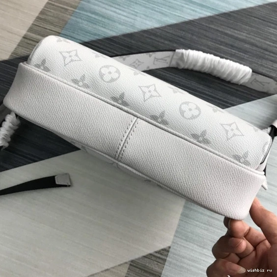 WIS OUTDOOR LOUIS VUITTON MESSENGER 0715